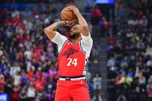 阿德巴约：鲍威尔展现了全明星级别的实力 很高兴能和他并肩作战