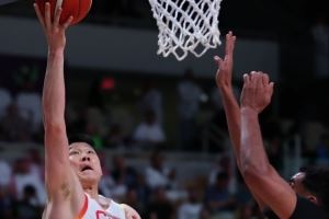 胡金秋：大家不管是比分落后还是领先都没有放弃 都一如既往的拼