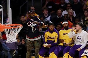 😂名嘴：湖人有了年轻性感的新女友 却发现前妻还住在家里