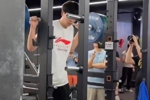 快归队了也不忘训练💪！媒体人晒杨瀚森在佛山健身房组图