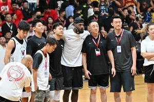 詹姆斯中国行成都站图集：赵睿&李梦等球星出席活动 老詹美美拍照