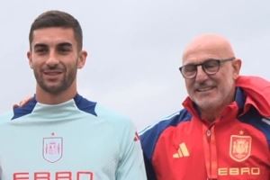 西班牙队训练前向费兰颁发50场纪念球衣，球员贡献22球5助