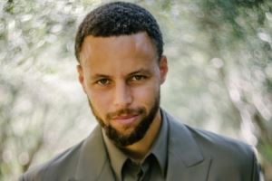 穿上一身帅气西装！库里拍摄杂志写真 雪茄配美酒雅痞风拉满