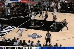 神准预判!威少回防瞅准时机飞身抢断+击地传球 自己蹿到界外去了